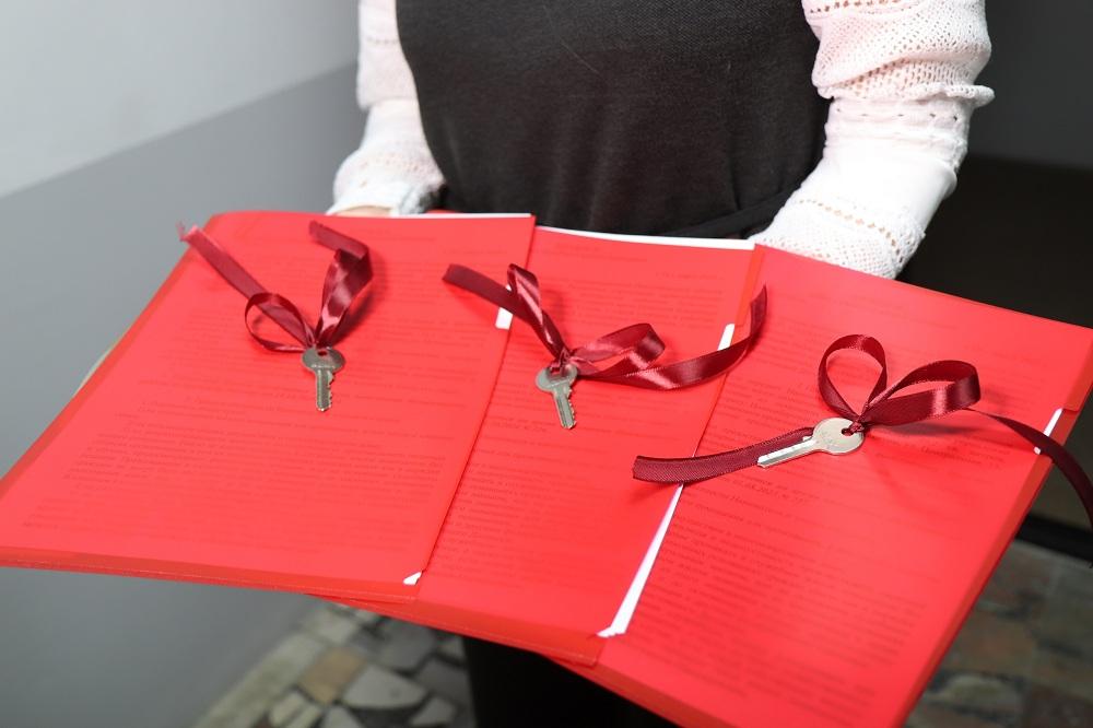 Фото В Искитиме молодые специалисты медучреждения получили служебное жильё 2